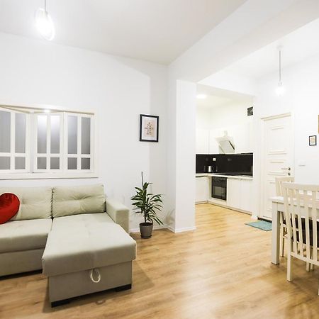 At Bazaar Central Apartment Tirana Bagian luar foto